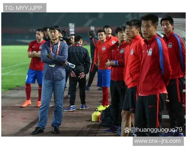 足球记者揭秘赛场背后的故事与球员心声,带你走进足球世界的真实一面